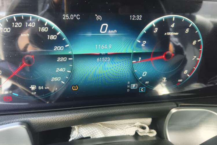 Used Mercedes-Benz GLB 2022 Second Facelift GLB 200 Fashion Edition Odometer Close Up