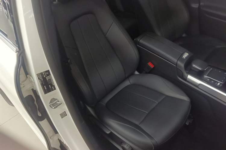 Used Mercedes-Benz GLB 2022 Second Facelift GLB 200 Fashion Edition Right Front Seat