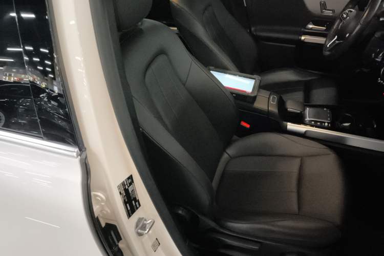 Used Mercedes-Benz GLB 2022 Second Facelift GLB 200 Dynamic Edition Right Front Seat