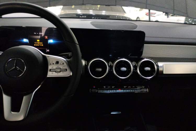 Used Mercedes-Benz GLB 2023 GLB 200 Dynamic Edition Audio And AC Panel