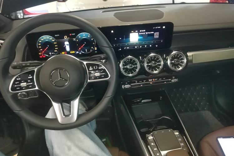 Used Mercedes-Benz GLB 2023 GLB 220 Sport Edition Center Console