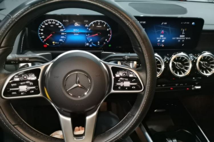 Used Mercedes-Benz GLB 2023 GLB 220 Sport Edition Center Console