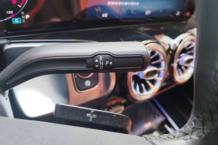 Used Mercedes-Benz GLB 2023 Refreshed GLB 200 Dynamic Edition Gear Lever