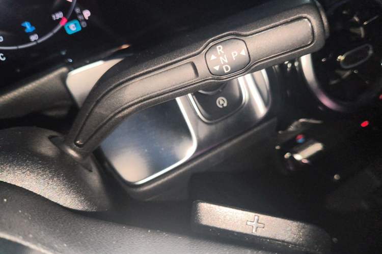 Used Mercedes-Benz GLB 2023 Refreshed GLB 200 Dynamic Edition Gear Lever