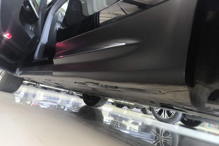 Used Mercedes-Benz GLB 2023 GLB 220 Fashion Model Left Side Sill
