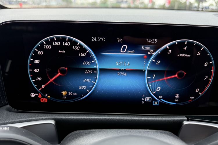 Used Mercedes-Benz GLB 2023 GLB 220 Sport Edition Odometer Close Up