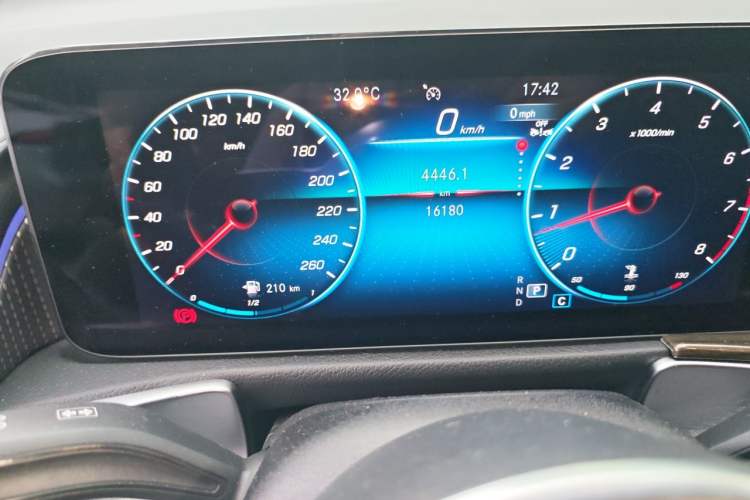 Used Mercedes-Benz GLB 2023 GLB 220 Fashion Model Odometer Close Up