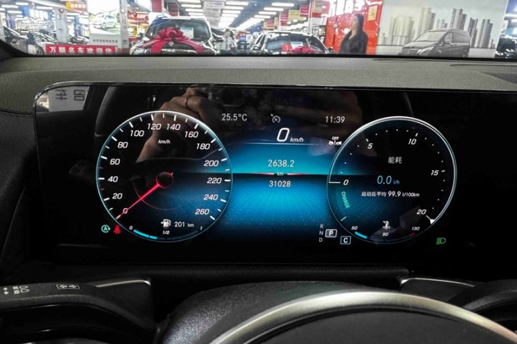 Used Mercedes-Benz GLB 2023 Refreshed GLB 200 Dynamic Edition Odometer Close Up