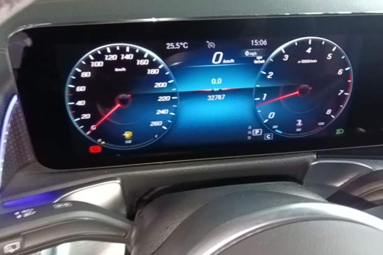 Used Mercedes-Benz GLB 2023 GLB 220 Fashion Model Odometer Close Up