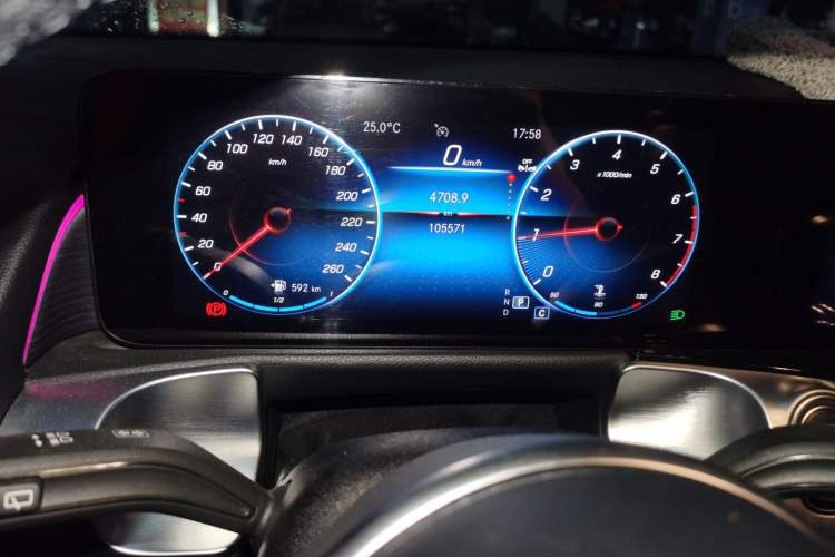 Used Mercedes-Benz GLB 2023 GLB 220 4MATIC Odometer Close Up