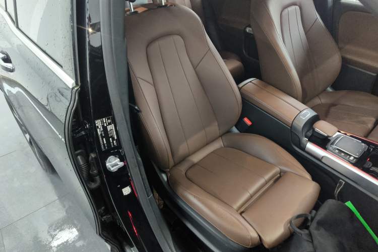 Used Mercedes-Benz GLB 2023 GLB 220 Fashion Model Right Front Seat