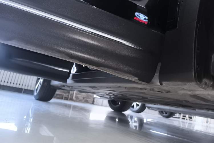 Used Mercedes-Benz GLB 2023 GLB 220 Fashion Model Right Side Sill