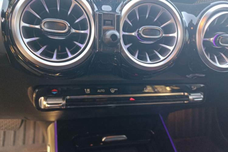 Used Mercedes-Benz GLB 2023 GLB 220 Sport Edition Audio And AC Panel