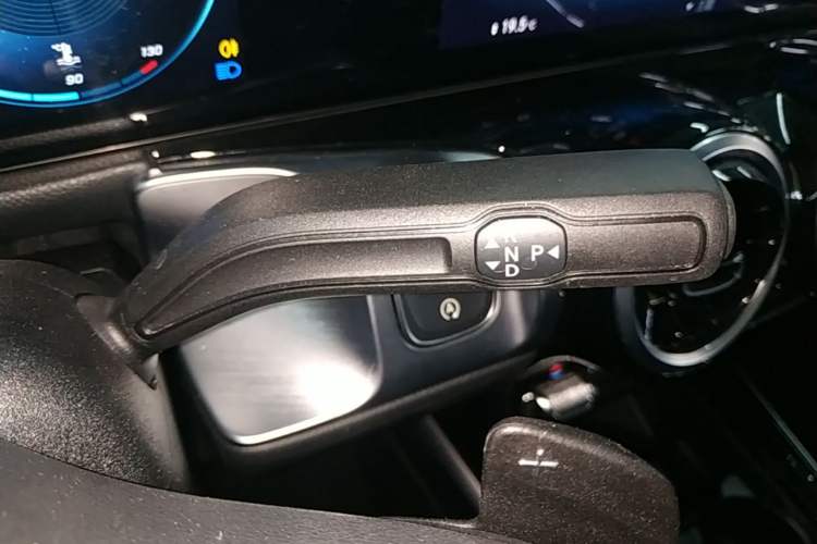 Used Mercedes-Benz GLB 2023 Refresh GLB 200 Fashion Edition Gear Lever