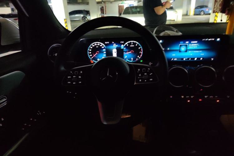 Used Mercedes-Benz GLB 2023 GLB 200 Dynamic Edition Steering Wheel