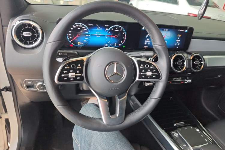 Used Mercedes-Benz GLB 2023 Refreshed GLB 200 Dynamic Edition Center Console