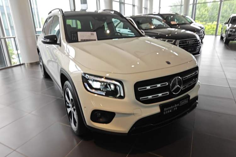 Used Mercedes-Benz GLB 2023 GLB 220 4MATIC Front Right 45 Deg