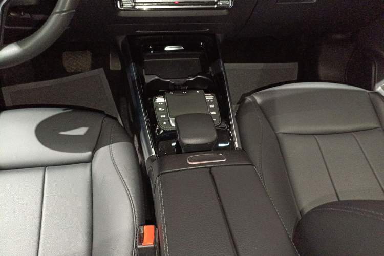 Used Mercedes-Benz GLB 2023 Refresh GLB 200 Fashion Edition Gear Lever