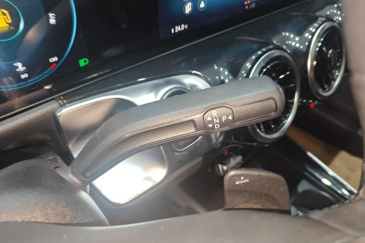 Used Mercedes-Benz GLB 2023 GLB 200 Dynamic Edition Gear Lever