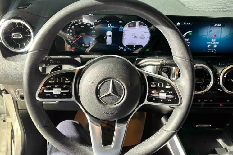 Used Mercedes-Benz GLB 2023 Refreshed GLB 200 Dynamic Edition Interior 2