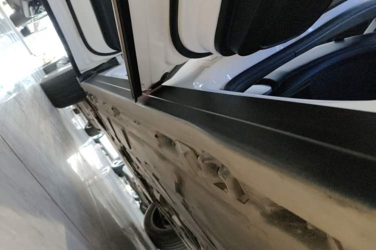Used Mercedes-Benz GLB 2023 GLB 220 Fashion Model Left Side Sill