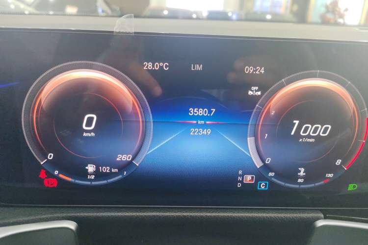 Used Mercedes-Benz GLB 2023 GLB 200 Dynamic Edition Odometer Close Up