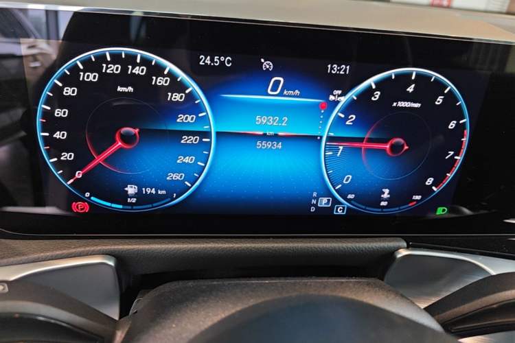 Used Mercedes-Benz GLB 2023 GLB 220 4MATIC Odometer Close Up