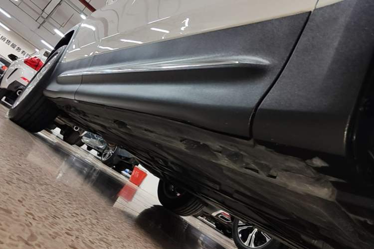 Used Mercedes-Benz GLB 2023 GLB 200 Fashion Model Right Side Sill