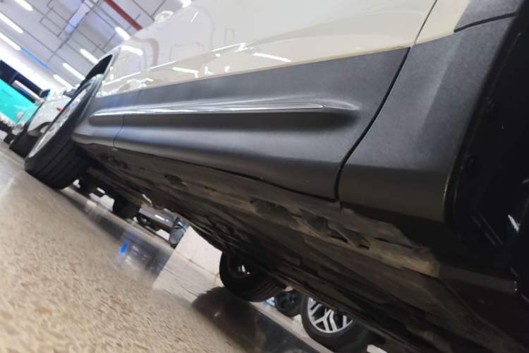 Used Mercedes-Benz GLB 2023 GLB 200 Fashion Model Right Side Sill