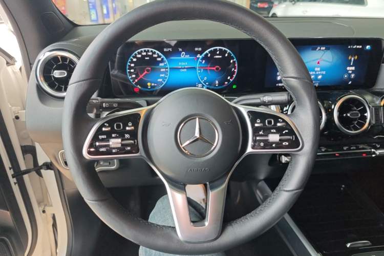 Used Mercedes-Benz GLB 2023 Refreshed GLB 200 Dynamic Edition Steering Wheel