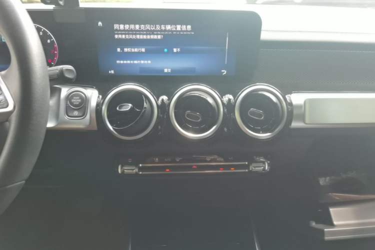 Used Mercedes-Benz GLB 2024-Year Restyled GLB 200 Dynamic Edition Audio And AC Panel