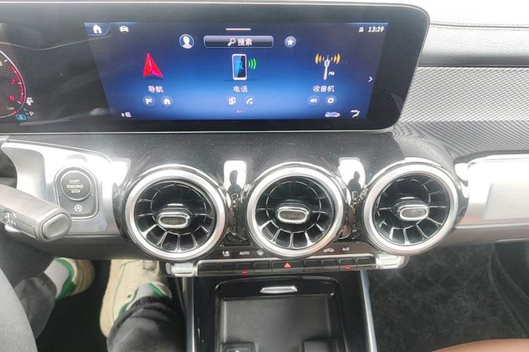 Used Mercedes-Benz GLB 2024-Year Restyled GLB 200 Dynamic Edition Audio And AC Panel
