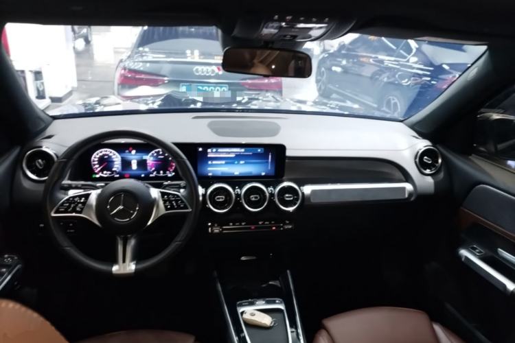 Used Mercedes-Benz GLB 2024 GLB 200 Dynamic Edition Center Console