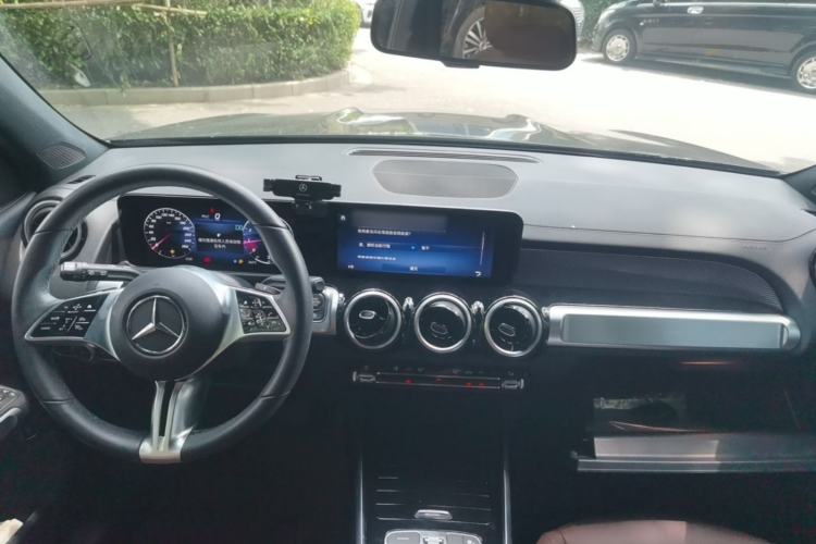 Used Mercedes-Benz GLB 2024-Year Restyled GLB 200 Dynamic Edition Center Console