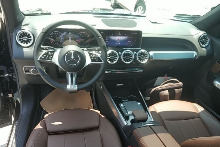 Used Mercedes-Benz GLB 2024 GLB 220 Dynamic Edition Center Console