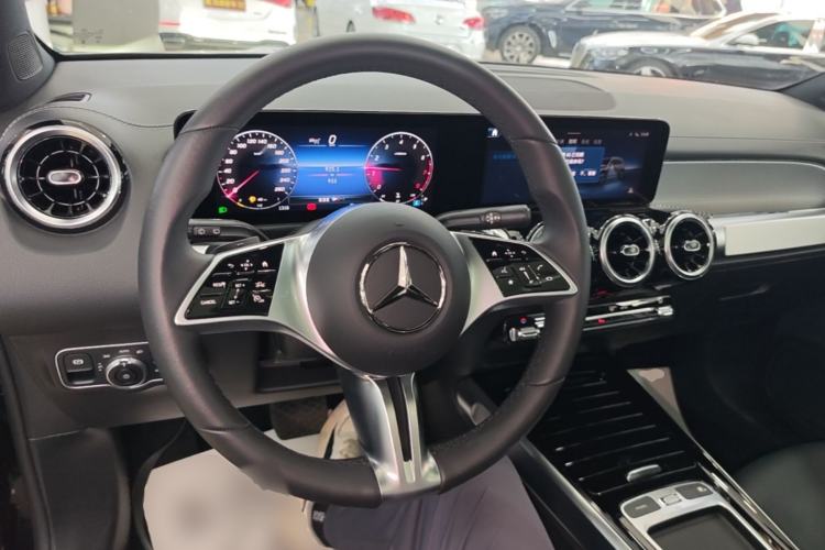 Used Mercedes-Benz GLB 2024 GLB 200 Dynamic Edition Center Console
