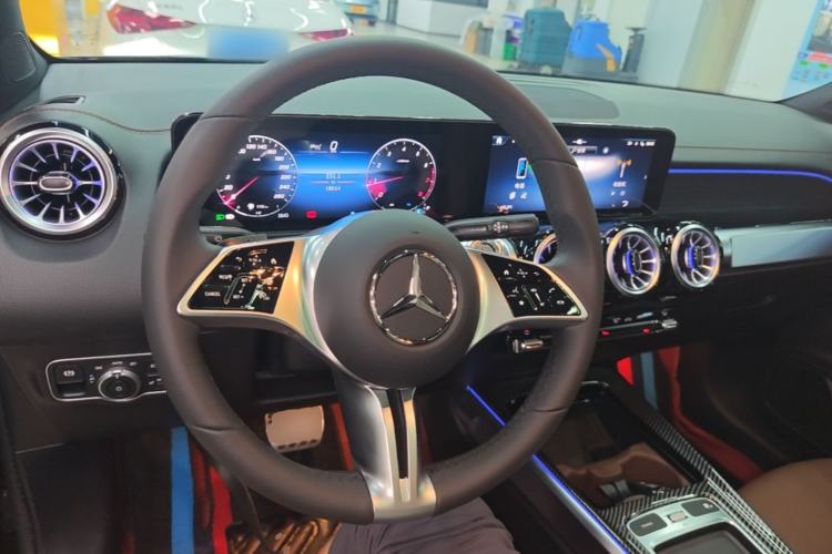 Used Mercedes-Benz GLB 2024-Year Restyled GLB 220 4MATIC Center Console