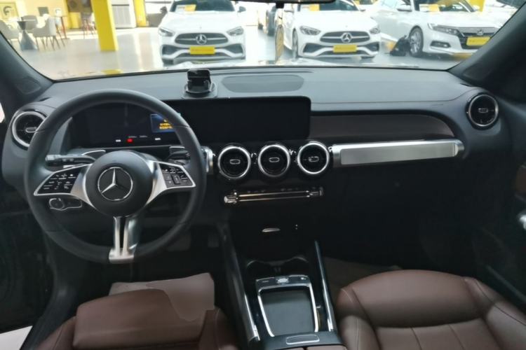 Used Mercedes-Benz GLB 2024-Year Restyled GLB 200 Dynamic Edition Center Console