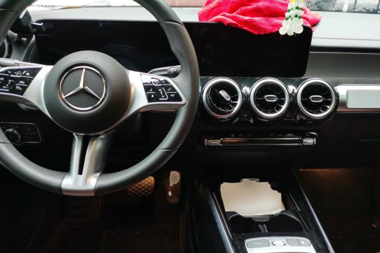 Used Mercedes-Benz GLB 2024-Year Restyled GLB 200 Dynamic Edition Center Console