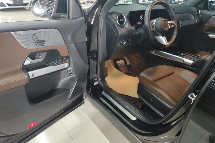 Used Mercedes-Benz GLB 2024 GLB 200 Dynamic Edition Driver Seat