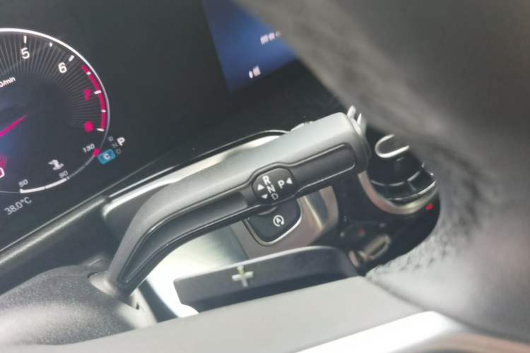 Used Mercedes-Benz GLB 2024-Year Restyled GLB 200 Dynamic Edition Gear Lever