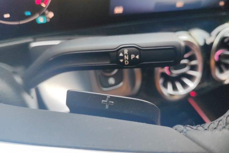 Used Mercedes-Benz GLB 2024 Refresh GLB 220 Fashion Edition Gear Lever