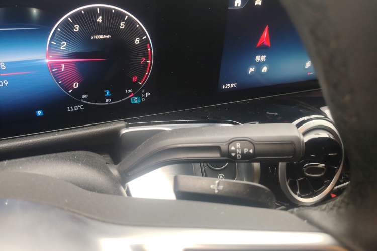 Used Mercedes-Benz GLB 2024-Year Restyled GLB 200 Dynamic Edition Gear Lever