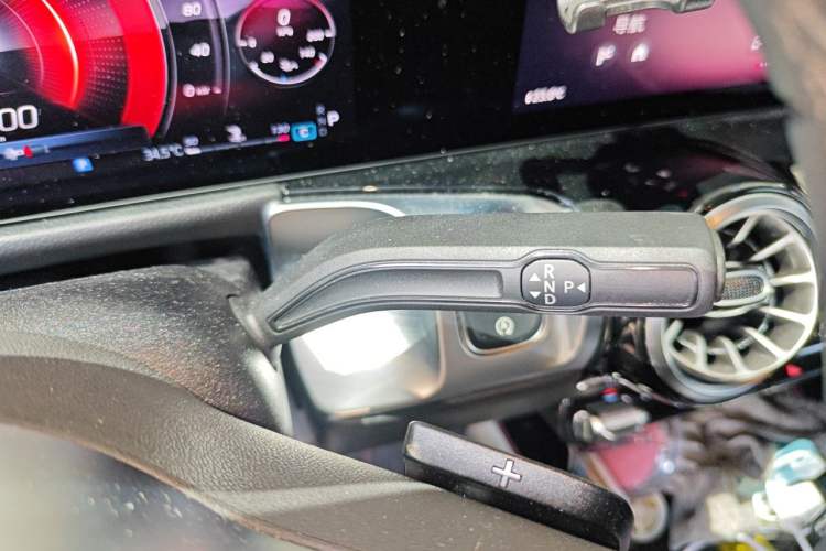 Used Mercedes-Benz GLB 2024-Year Restyled GLB 200 Dynamic Edition Gear Lever