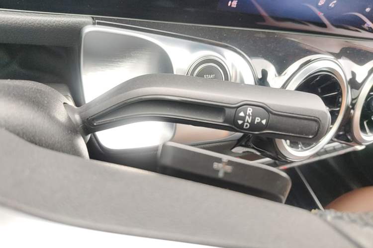 Used Mercedes-Benz GLB 2024-Year Restyled GLB 200 Dynamic Edition Gear Lever