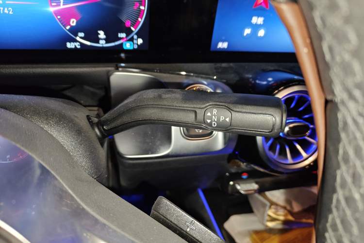 Used Mercedes-Benz GLB 2024-Year Restyled GLB 200 Dynamic Edition Gear Lever