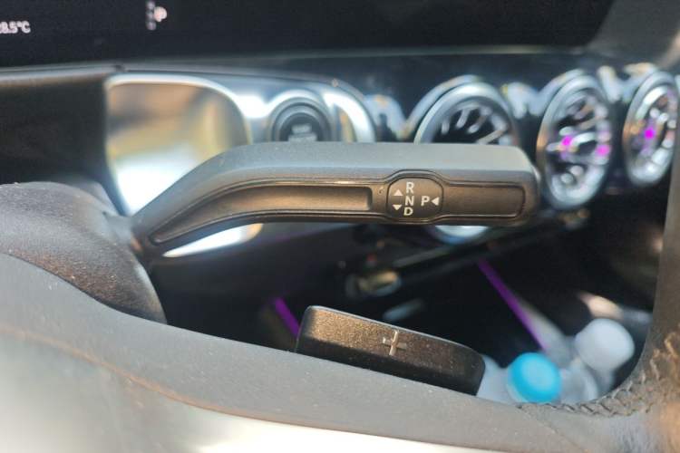 Used Mercedes-Benz GLB 2024-Year Restyled GLB 200 Dynamic Edition Gear Lever