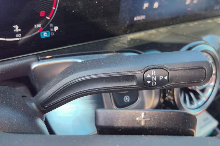 Used Mercedes-Benz GLB 2024-Year Restyled GLB 200 Dynamic Edition Gear Lever