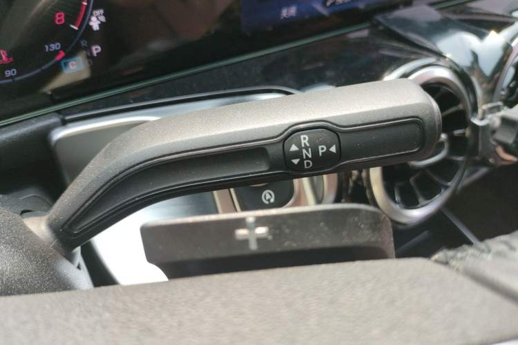 Used Mercedes-Benz GLB 2024-Year Restyled GLB 200 Dynamic Edition Gear Lever