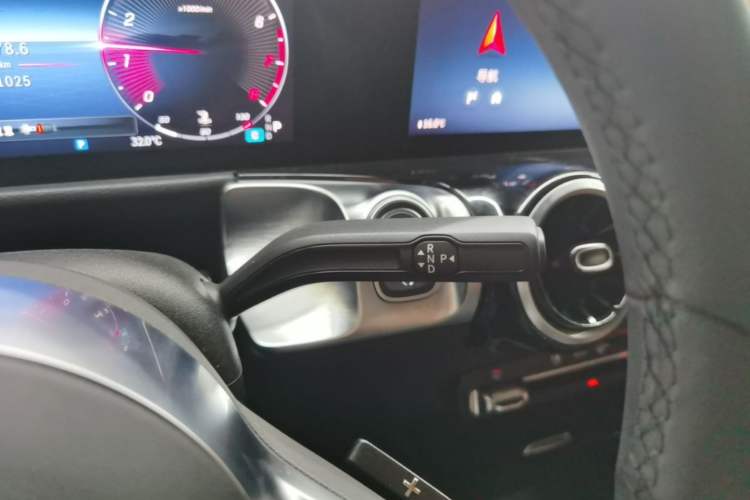 Used Mercedes-Benz GLB 2024-Year Restyled GLB 200 Dynamic Edition Gear Lever